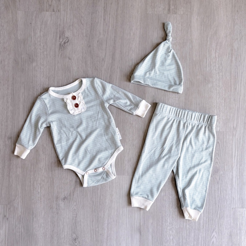 NWOT Tahari Baby Outfit- Size 6M
